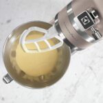 Electrolux EKM5570 Küchenmaschine, 1200 W, 10 Geschwindigkeiten, Edelstahl, Schneebesen und Deckel, Sand – Bild 9