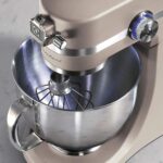 Electrolux EKM5570 Küchenmaschine, 1200 W, 10 Geschwindigkeiten, Edelstahl, Schneebesen und Deckel, Sand – Bild 8