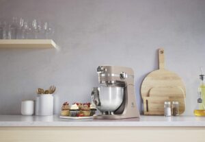Electrolux EKM5570 Küchenmaschine, 1200 W, 10 Geschwindigkeiten, Edelstahl, Schneebesen und Deckel, Sand – Bild 11