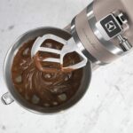 Electrolux EKM5570 Küchenmaschine, 1200 W, 10 Geschwindigkeiten, Edelstahl, Schneebesen und Deckel, Sand – Bild 10